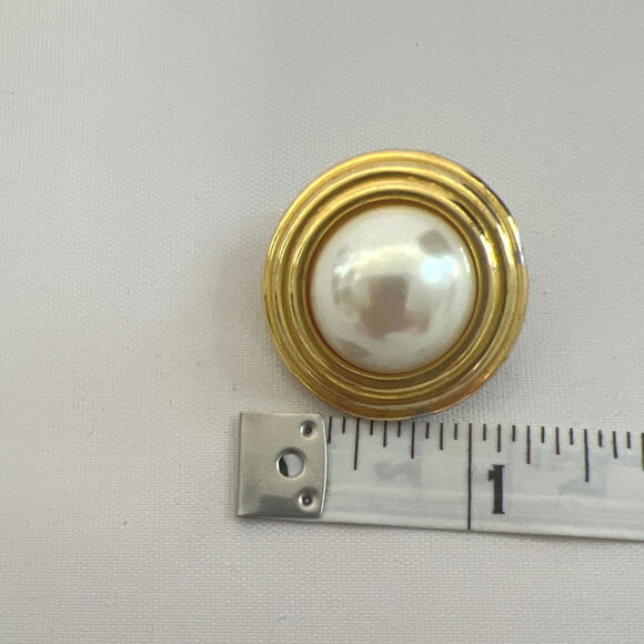 VTG Carolee Large Gold Tone Faux Mabe Pearl Button Clip On Earrings - Picture 3 of 5